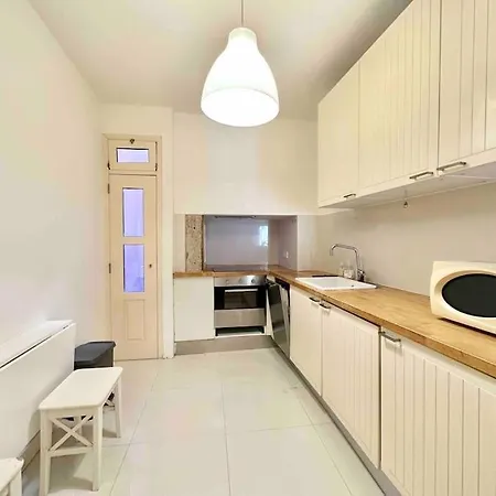 Central Apartment For Party Lovers-2
